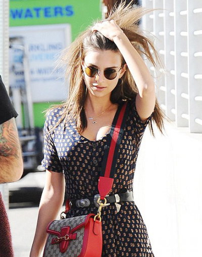 錚(g)Show֮Emily Ratajkowski*ձlc(din)ߣB錚ҲòҪҪ