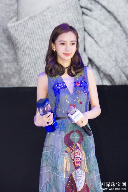 Baby深V印花裙秀身材 笑容甜美似公主